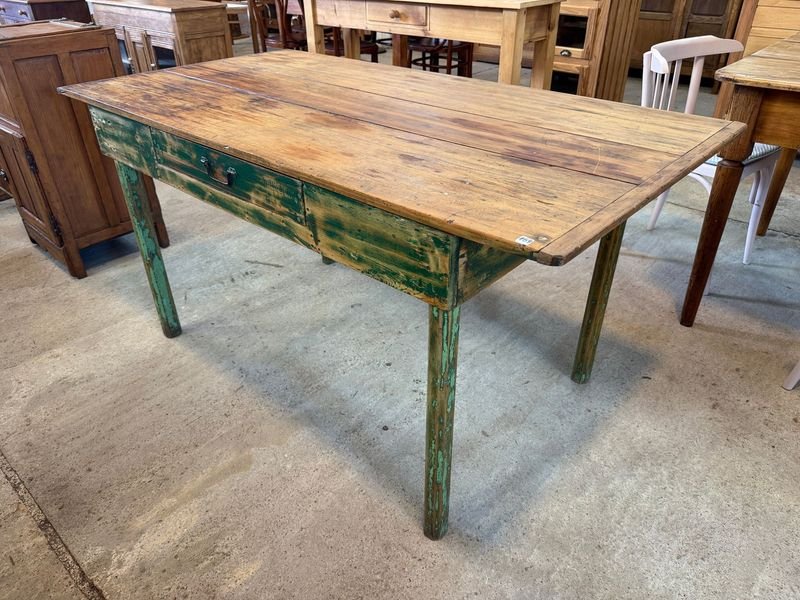 Mesa de campo primitiva en pino brasil c/ 1 cajon patas laqueadas 1,56 x 0,80 x 0,78 alto