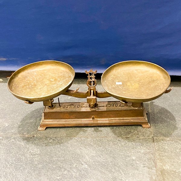 Lote siguiente: Balanza de hierro con platos de bronce para venta