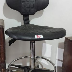 Silla de Oficina Giratoria Negra con Ruedas - imagen 2