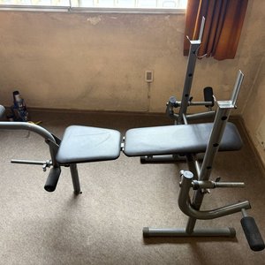 Banco de Pesas Multifuncional Gris con Respaldo y Asiento Acolchado - imagen 4