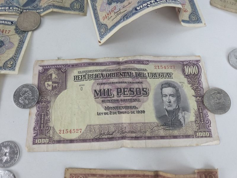 Gran lote de monedas, billetes y medalla conmemorando el centenario de la República Oriental del Uruguay - imagen 8