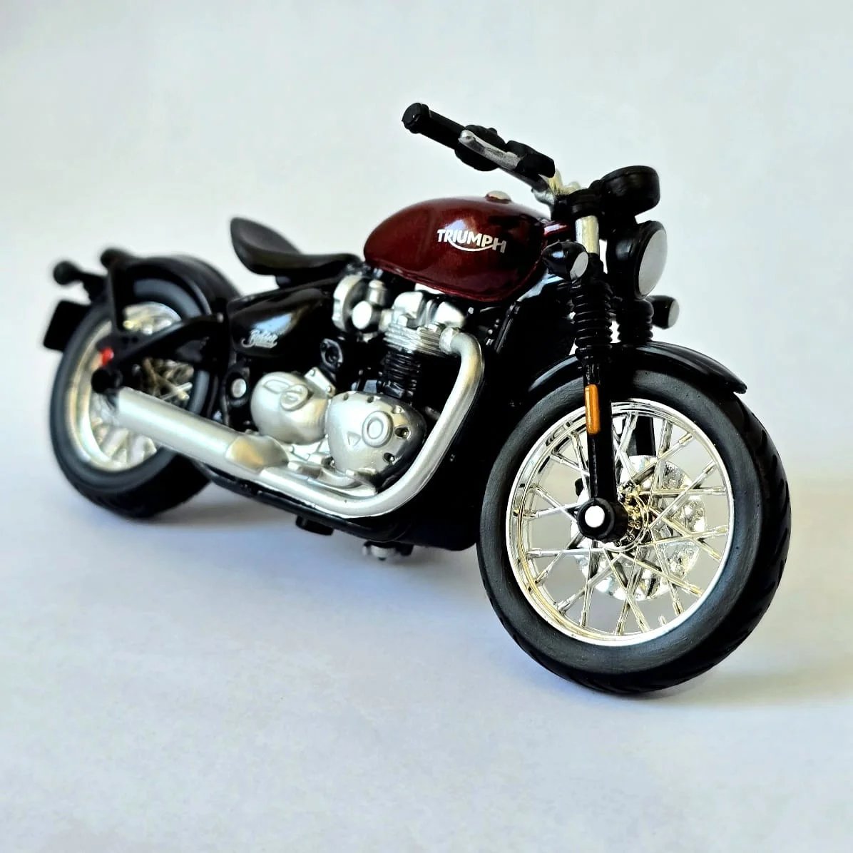 Modelo de Motocicleta Triumph Bonneville Bobber 1:18 de Burago - imagen 1