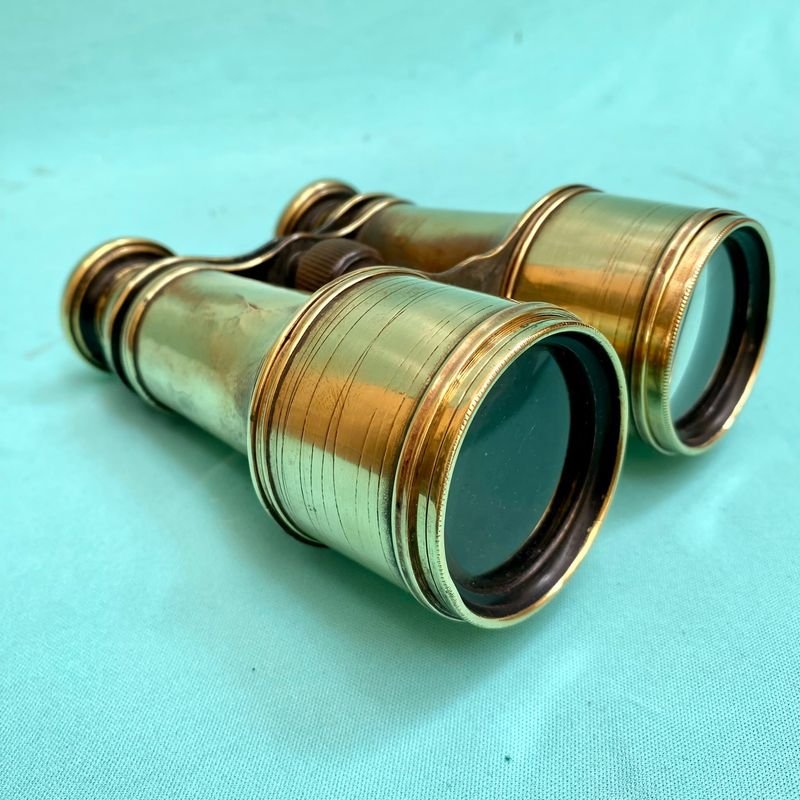 Antiguos prismaticos en bronce. Grandes de 14 cm de largo por 10 cemento de ancho 11.5 cm.