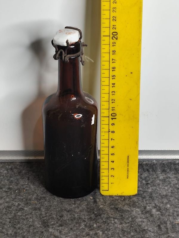Botella Antigua Bilz Vidrio Ámbar con Tapa Original - imagen 1