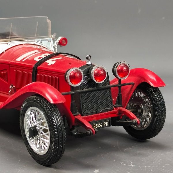 Modelo de coche Alfa Romeo Mille Miglia 1750 en escala 1/18 - imagen 6