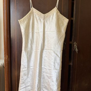 Lote de 3 Prendas: Camisón Estampado, Camisón Satinado Crudo y Blusa de Encaje Blanca - imagen 4