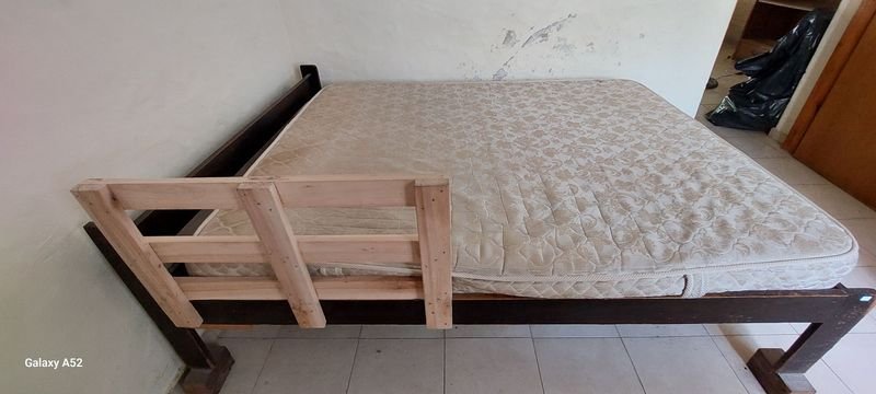 Cama de dos plazas con colchón y estructura de madera - imagen 3