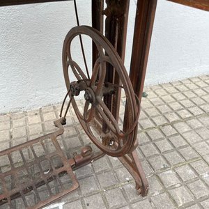 Máquina de Coser Antigua Verde con Base de Hierro y Mesa de Madera - imagen 6