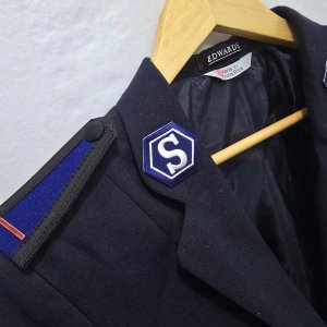 Lote siguiente: Saco Azul Marino Ejército de Salvación Talle 18 R Edwards
