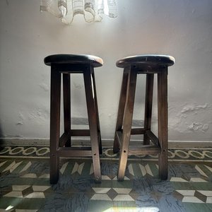 Par de Banquetas Altas de Madera Oscura - imagen 6