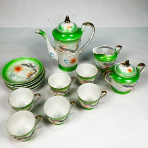 Juego de Porcelana Oriental Verde Esmaltada: Tetera, Lechera, Azucarero y Pocillos con Platitos - imagen 2