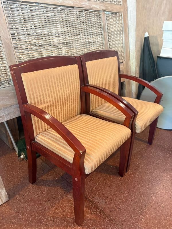 Sillas de madera con tapizado en excelente condición - imagen 4