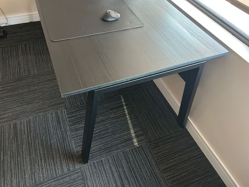 Escritorio Negro con Patas Metálicas - 1.70x0.70m (2 Unidades)