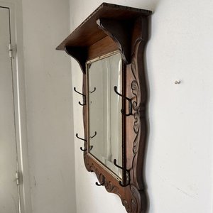 Espejo Perchero Antiguo Tallado en Madera Oscura con Repisa y Ganchos Metálicos - imagen 9