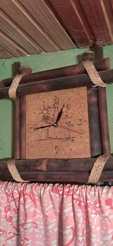 Reloj de Pared Rústico con Diseño de Mapa
