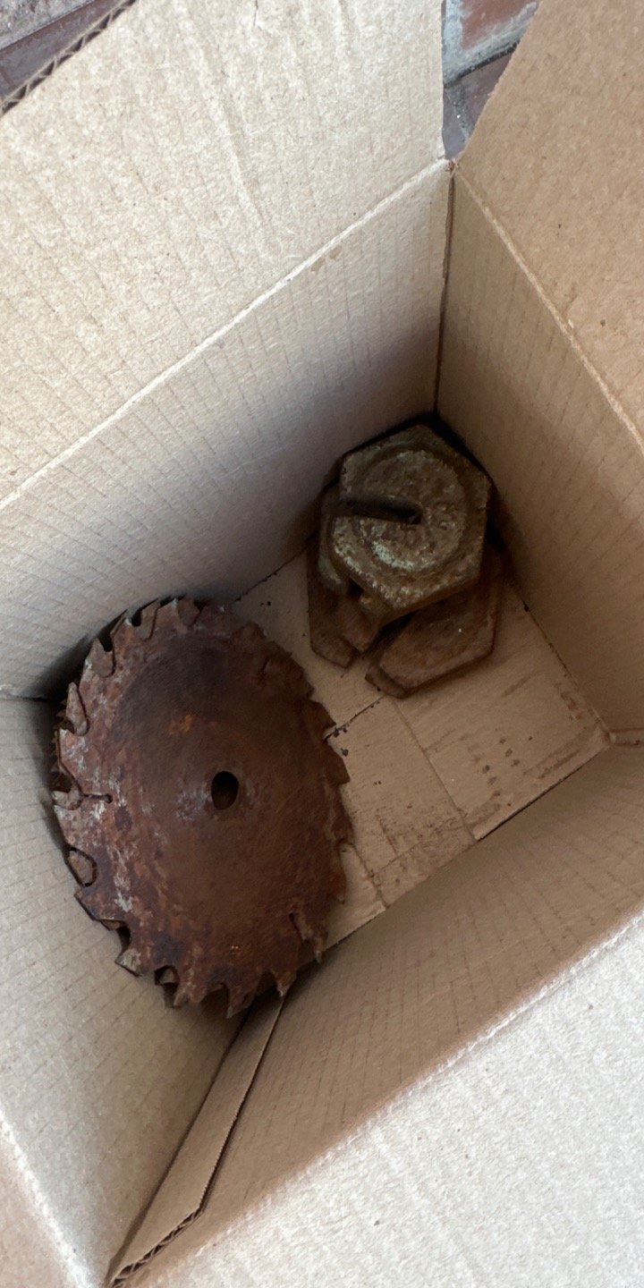 Discos de Pesas y Disco de Sierra Oxidados