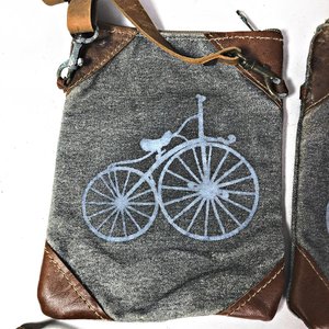 Lote de 10 Carteras para Dama con Diseño de Bicicleta y Frase "Live Work Create" - imagen 3