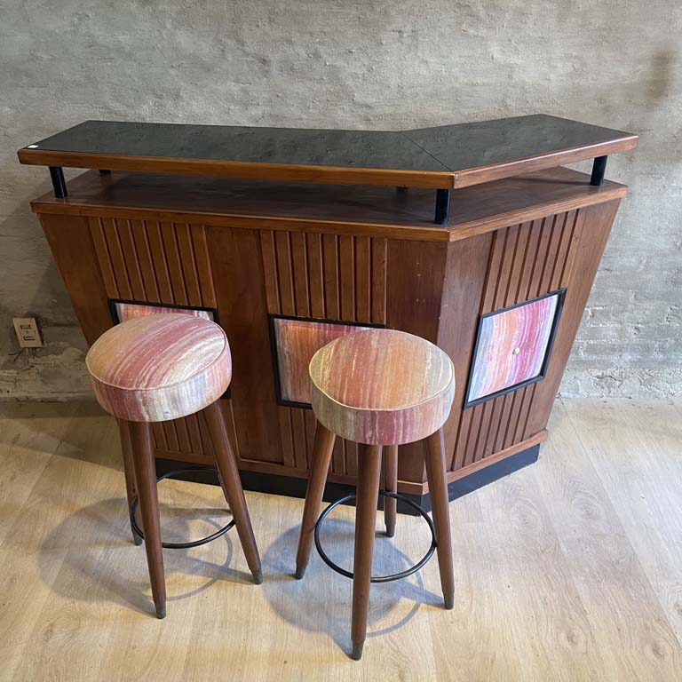 Lote siguiente: Barra esquinera americana años 60, estilo moderno de mediados con diseño de esquina y asientos