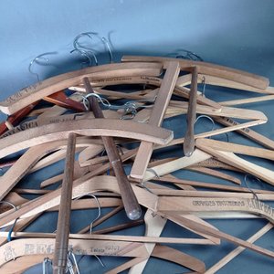 Nueve piezas: Album de FIFA Qatar 2022, éste está incompleto + 6 Perchas de madera para niño + Dos perchas en buen estado. - imagen 10