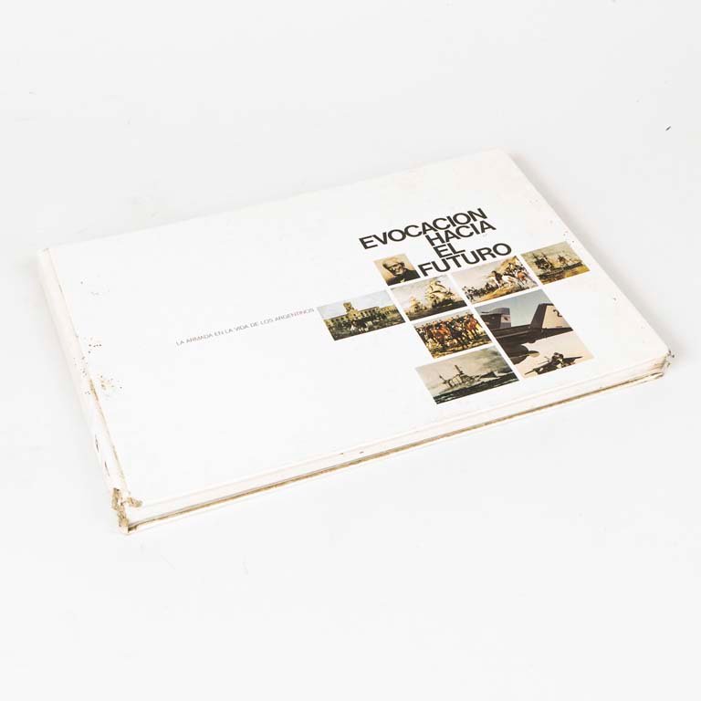 Lote siguiente: Libro con imágenes de la Armada en la vida de los argentinos