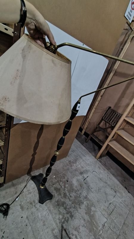 Lámpara de pie en madera y bronce con detalles en el brazo - imagen 2