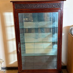 Lote siguiente: Vitrina Antigua de Roble con Detalles Tallados y Estantes de Cristal