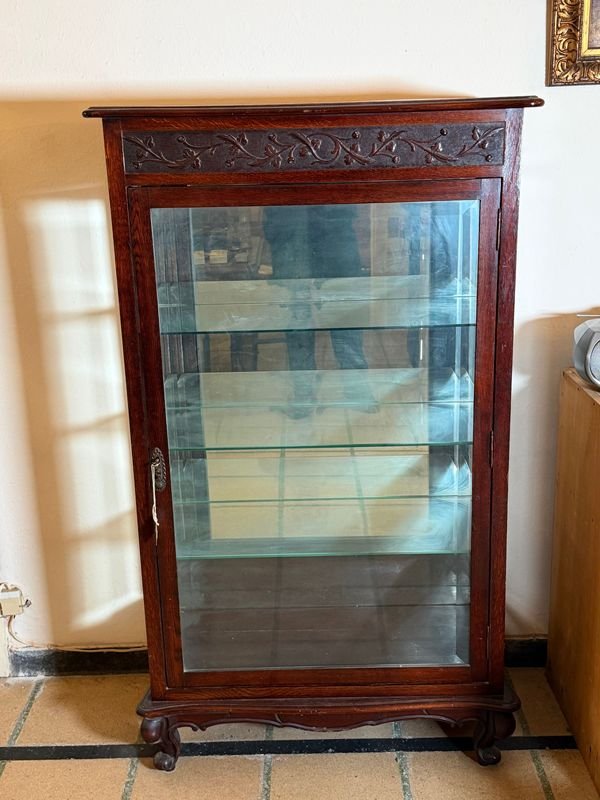 Vitrina Antigua de Roble con Detalles Tallados y Estantes de Cristal