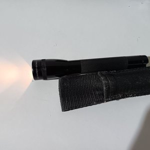 Cofre Marrón, Abrecartas Daga, Linterna Maglite y Petaca "Swing" - imagen 4