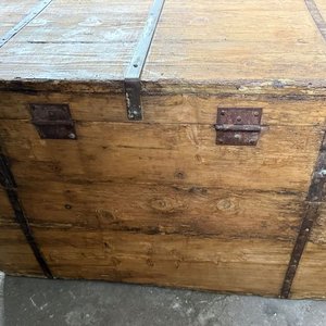 Antiguo Baúl de Pino Blanco con Herrajes Metálicos - imagen 4