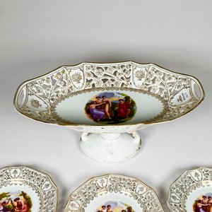 Seis Piezas de Porcelana Alemana con Decoración de Damas y Borde Calado - imagen 4