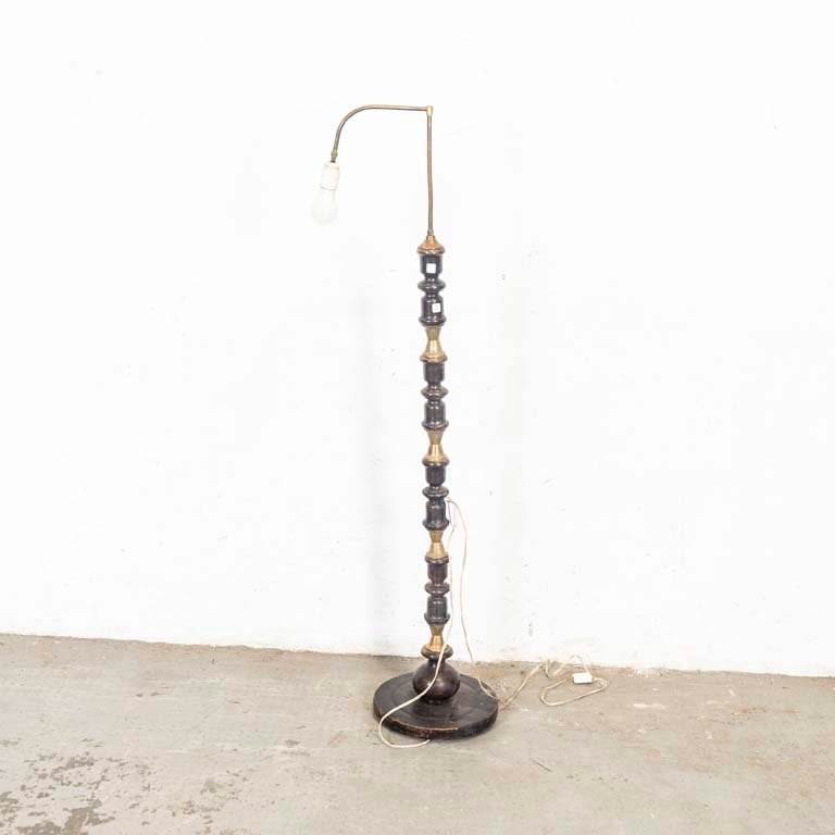 Lote anterior: Lámpara de pie de una luz, de madera y bronce