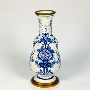 Lote siguiente: Florero Francés de Cerámica con Base y Virola de Bronce, Decoración Floral Azul y Blanco