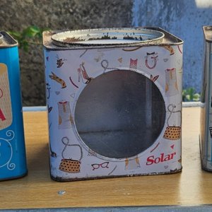 Lote siguiente: Lata Coleccionable "La Gran Flauta" y "El Afilador Barquillero" Solar