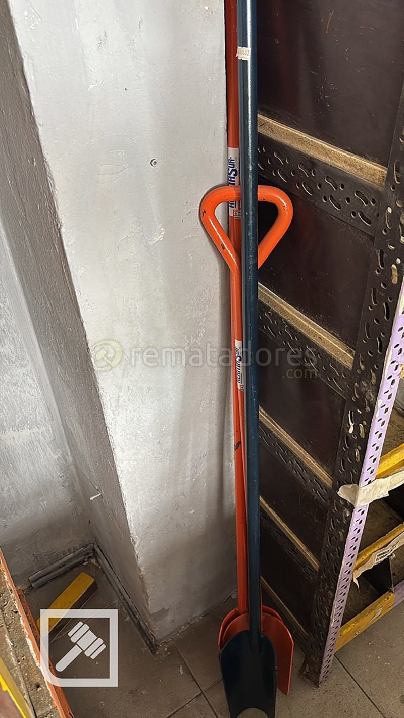 Pala y Azada de Metal con Mangos de Madera