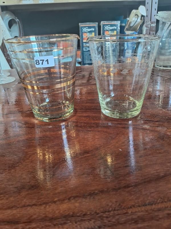 Lote siguiente: Juego de dos vasos de vidrio en buen estado