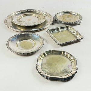 Lote siguiente: Nueve piezas en metal, bandeja circular, plato para postre y platillos