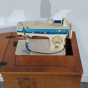 Máquina de Coser Singer Antigua con Mueble de Madera - imagen 4