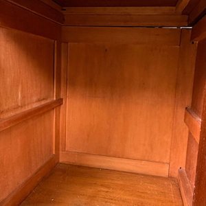 Gran Aparador Inglés de Madera Oscura con Puertas y Estantes - imagen 3