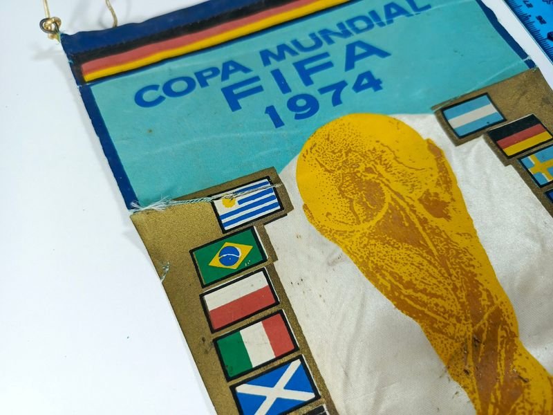 Banderín de la Copa Mundial FIFA de 1974 - Uruguay - imagen 3