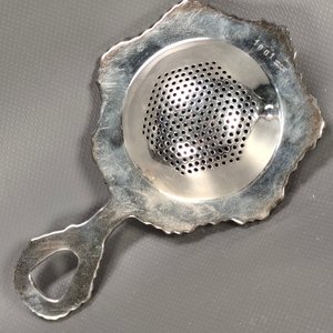 Par de Fuentes Ovaladas y Colador de Té en Metal Plateado - imagen 8