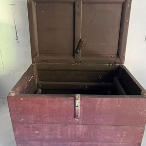 Baúl de Madera Antiguo con Herrajes Metálicos - imagen 3