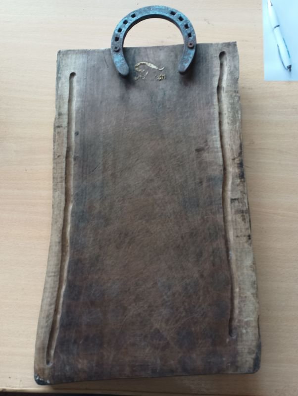 Mesa de asado de madera decorada con herradura - imagen 2