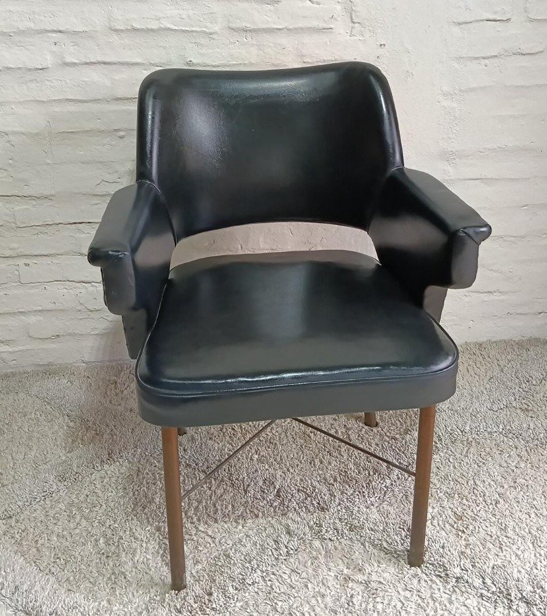 Silla de Oficina Tapizada en Cuero Negro con Apoyabrazos