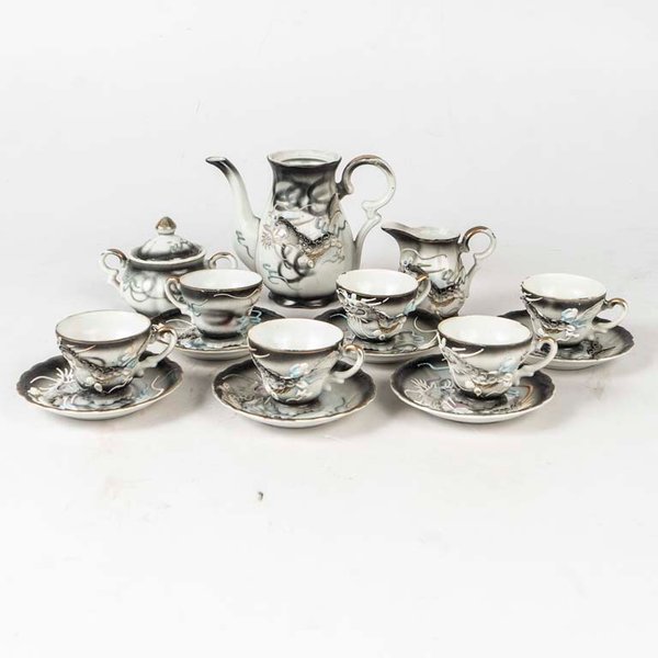 14 Piezas de café, en porcelana Japonesa, motivo en relieve "dragón". Cafetera sin tapa, desgaste en los bordes y detalles en la pintura. Medidas: taza: 6.5 x 5 cm