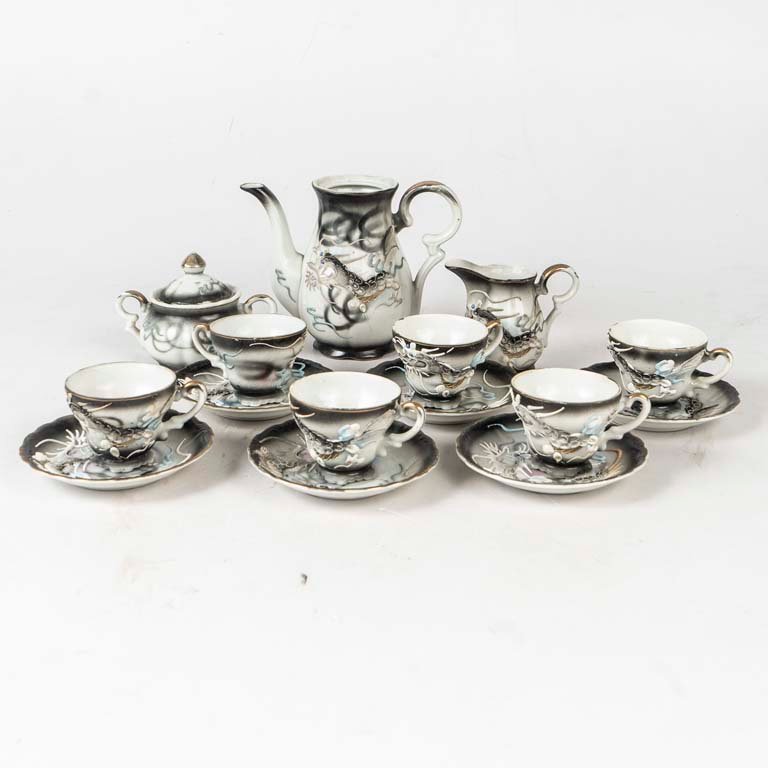 14 Piezas de café, en porcelana Japonesa, motivo en relieve "dragón". Cafetera sin tapa, desgaste en los bordes y detalles en la pintura. Medidas: taza: 6.5 x 5 cm