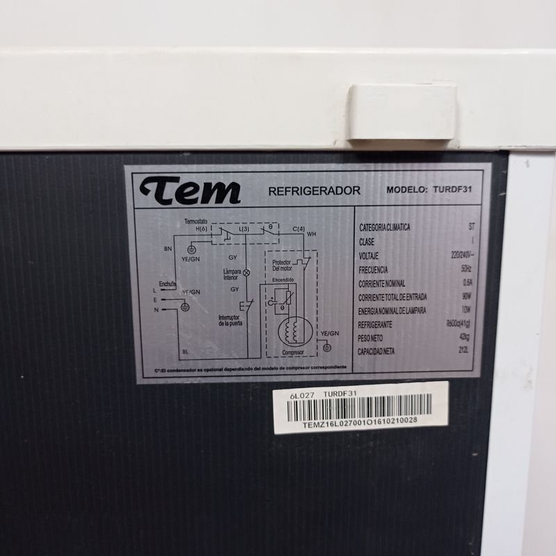 Refrigerador blanco marca Tem en mal estado - imagen 8