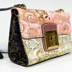 Cartera Moderna Rosa, Negra y Gris con Decoración Floral y Metal Dorado - imagen 4