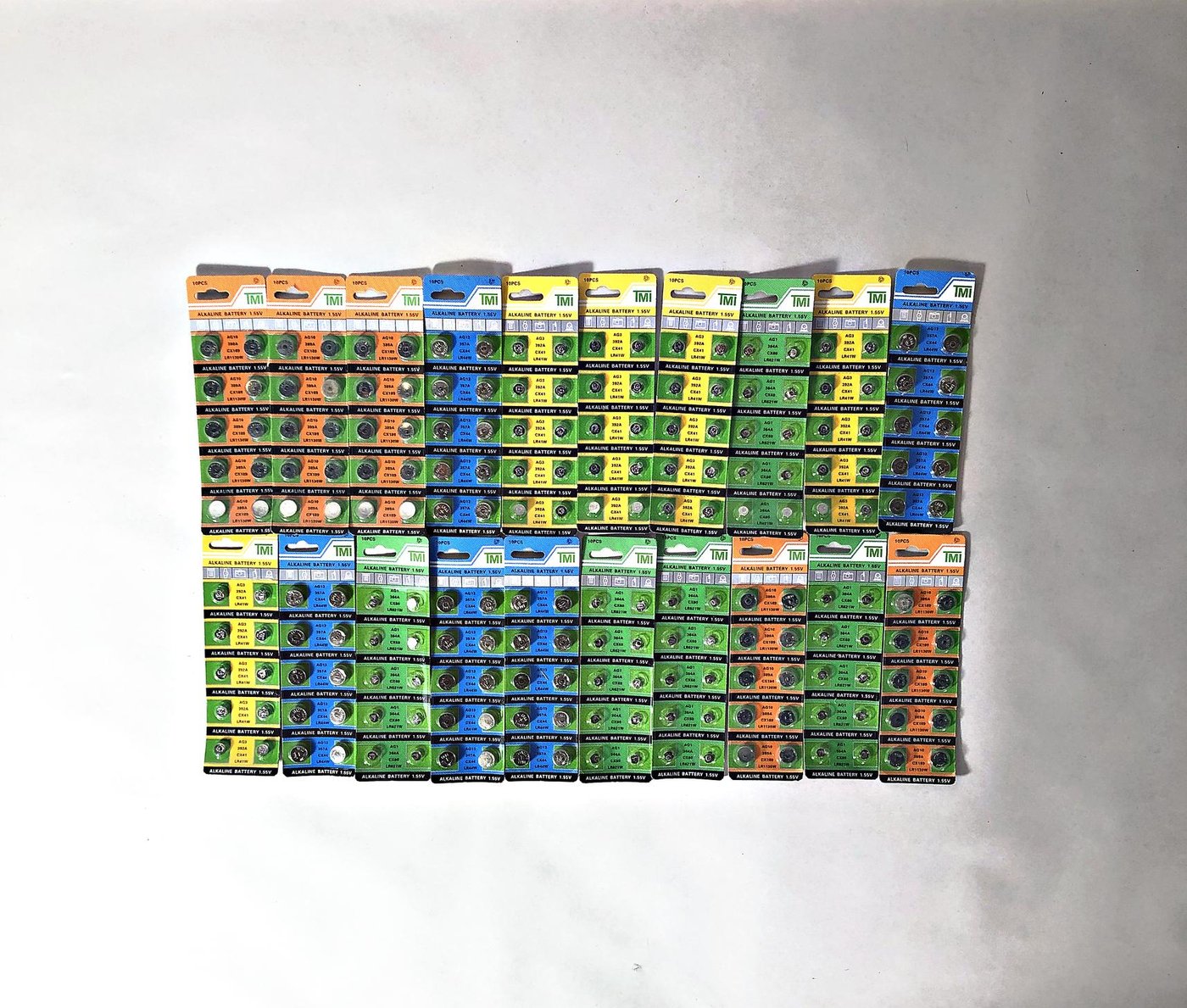 Veinte paquetes con pilas de pastilla.