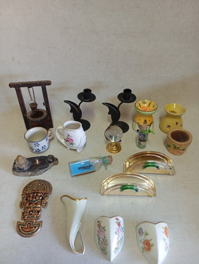 Lote siguiente: Colección de adornos y decoraciones