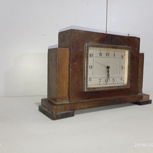 Dos Relojes Antiguos de Mesa: Madera y Cúpula de Vidrio - imagen 3